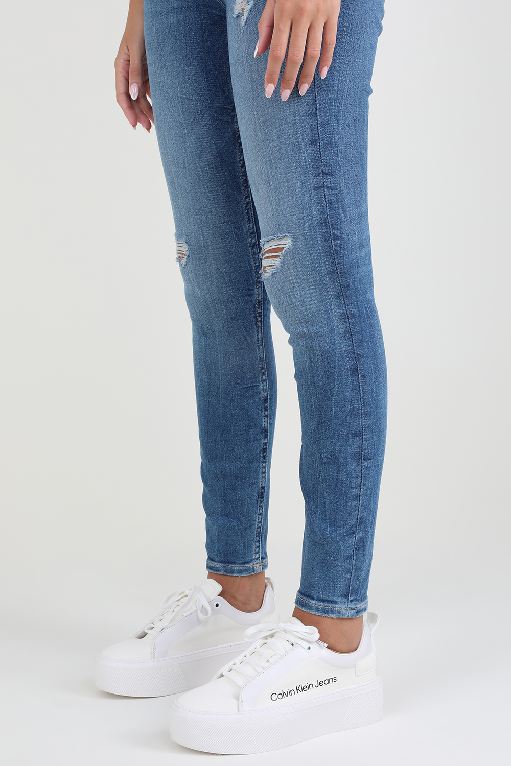 סניקרס פלטפורמה עם לוגו